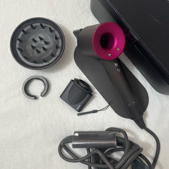 Dyson blow dryer | Like New - Picture 2 of 7